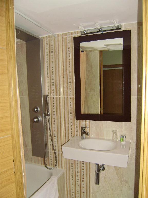 Hostal Miguel Angel Madrid Exterior photo